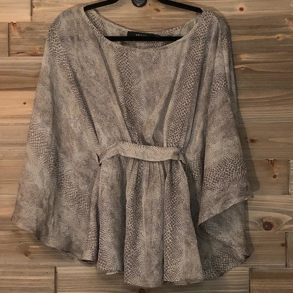 ⭐️ Ark & Co Snakeskin Print Blouse Size M ⭐️